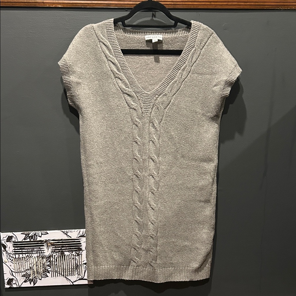 Elegant V-Neck Sweater in Light Gray